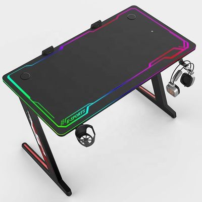 Commerciële meubels Computertafel met RGB-verlichtingssysteem en verstelbaar ontwerp