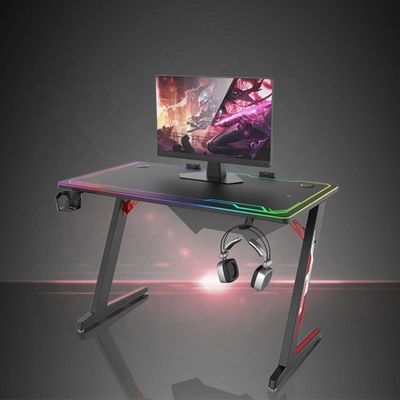 Commerciële meubels Computertafel met RGB-verlichtingssysteem en verstelbaar ontwerp