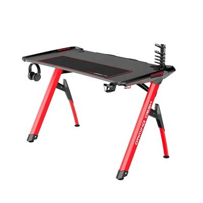 Professionele gamers' Target Setup Moderne en gaming bureau met betaalbare accessoires