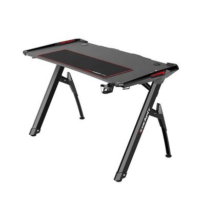 Professionele gamers' Target Setup Moderne en gaming bureau met betaalbare accessoires