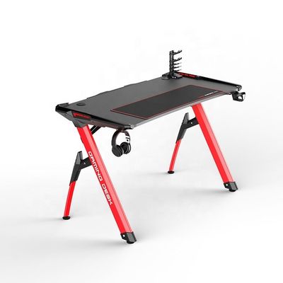 Professionele gamers' Target Setup Moderne en gaming bureau met betaalbare accessoires