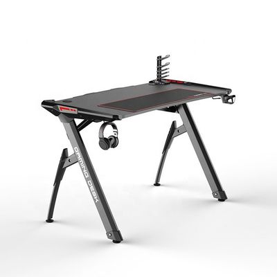 Professionele gamers' Target Setup Moderne en gaming bureau met betaalbare accessoires
