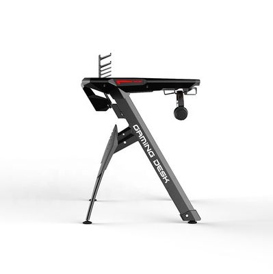 Professionele gamers' Target Setup Moderne en gaming bureau met betaalbare accessoires