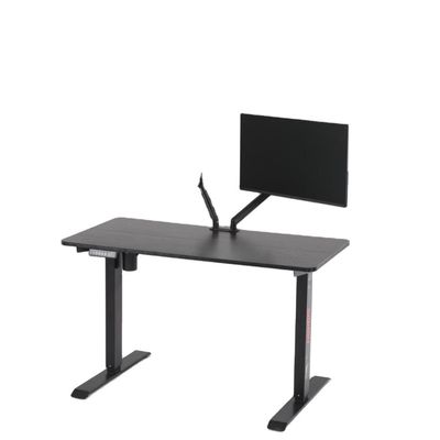 Hoogteverstelbaar bureau met E1 PB-plank